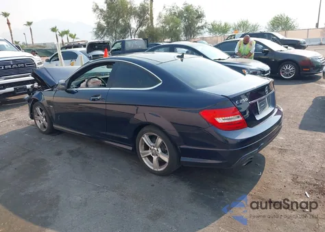 2012 Mercedes-Benz C 250 z USA, uszkodzony, nr VIN WDDGJ4HB0CF878558